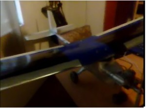 avión de aeromodelismo con sistema estabiilizador